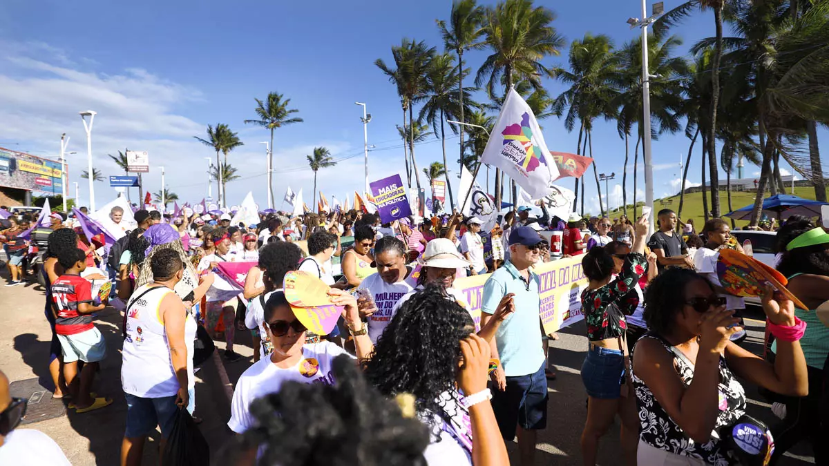 No Dia Internacional da Mulher, a Marcha 8M mobilizou ativistas em Salvador, realizando uma caminhada entre o Morro do Cristo e o