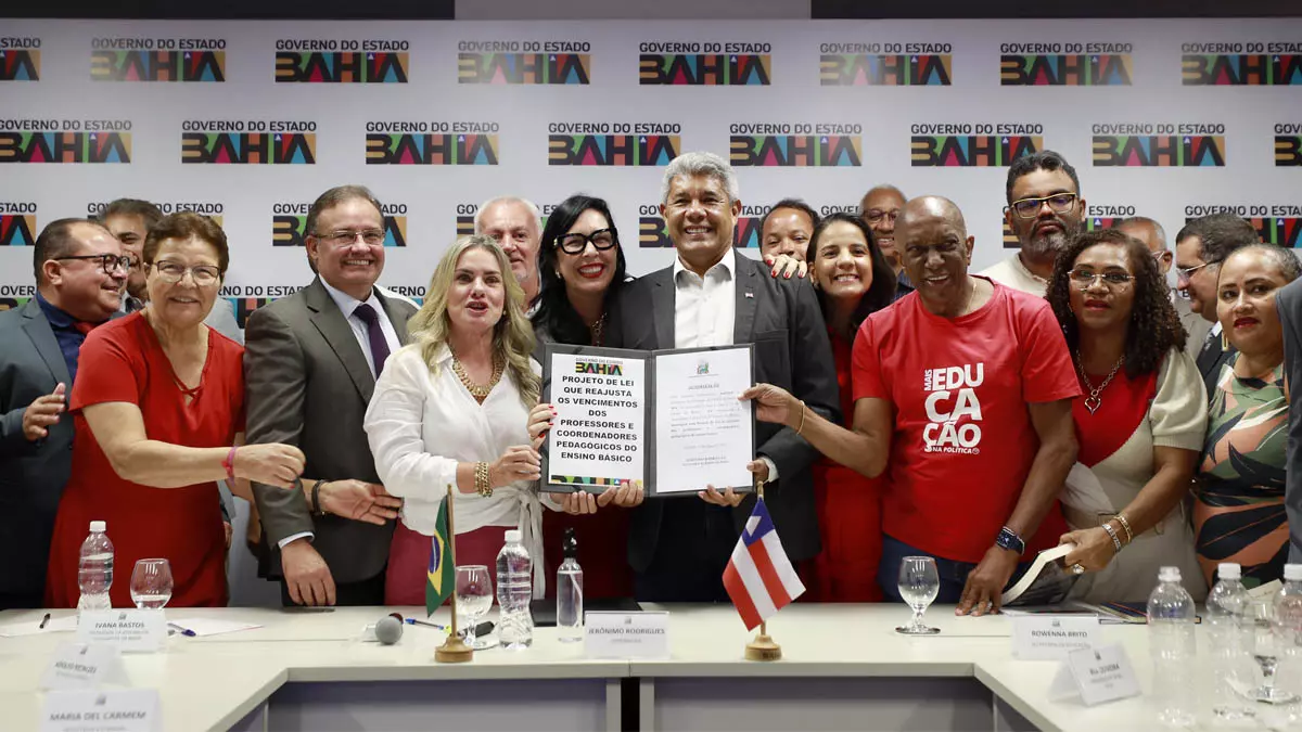 concessão de reajuste salarial e outros avanços nas carreiras dos profissionais da Educação Básica da rede estadual, nos anos