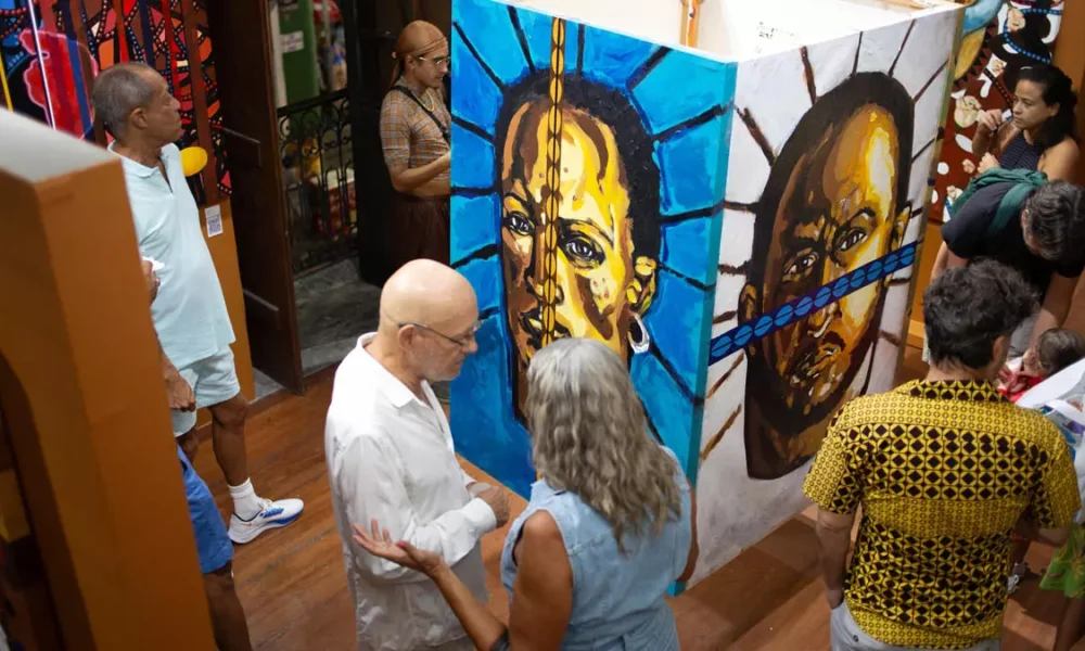 compõem a exposição "Assentamentos". A mostra, aberta na noite da quinta-feira (20), na Casa do Benin, pode ser vista gratuitamente