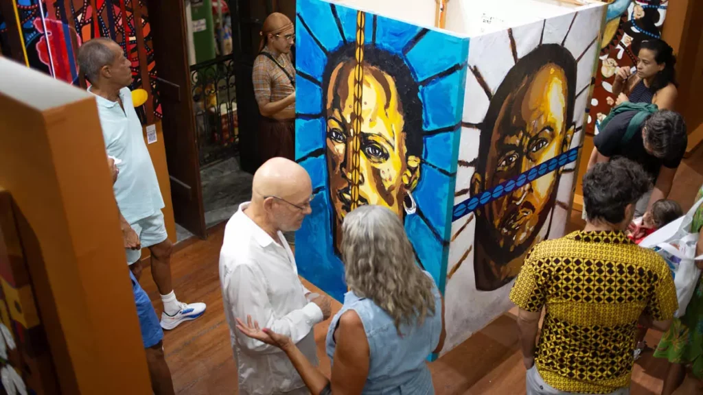 compõem a exposição "Assentamentos". A mostra, aberta na noite da quinta-feira (20), na Casa do Benin, pode ser vista gratuitamente