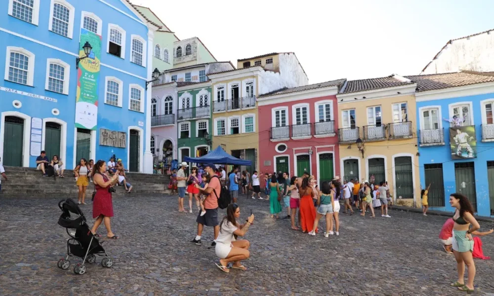 Na alta temporada 2024/2025, a Bahia registrou o número recorde de 9,4 milhões de turistas, que injetaram R$ 23,7 bilhões na economia.