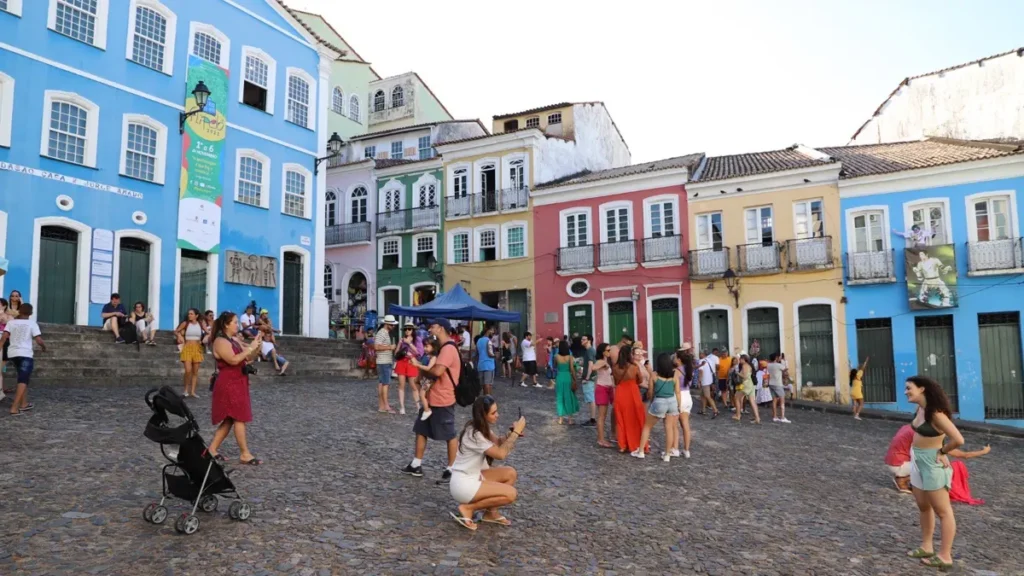 Na alta temporada 2024/2025, a Bahia registrou o número recorde de 9,4 milhões de turistas, que injetaram R$ 23,7 bilhões na economia.