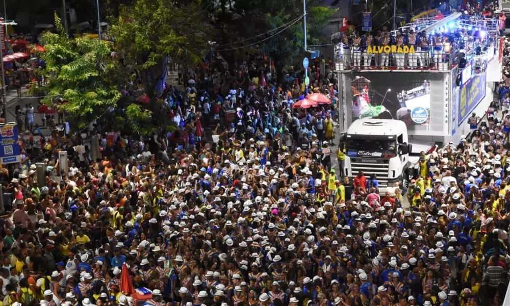 Com eles, a sexta-feira é sempre mais bonita. O Bloco Alvorada, um dos maiores ícones culturais do Carnaval de Salvador, se apresentou no