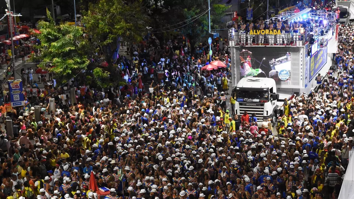 Com eles, a sexta-feira é sempre mais bonita. O Bloco Alvorada, um dos maiores ícones culturais do Carnaval de Salvador, se apresentou no