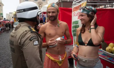 Milhares de turistas de diferentes nacionalidades desembarcam em Salvador todos os dias, e, para aqueles que não falam português