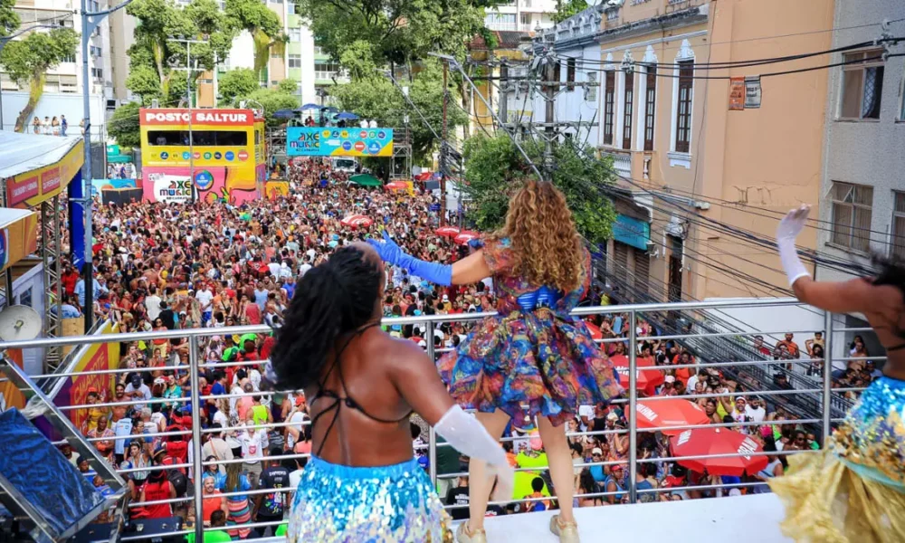 O Campo Grande foi tomado por uma multidão nesta terça-feira (4), que acompanhou a passagem do trio da cantora Daniela Mercury, no último