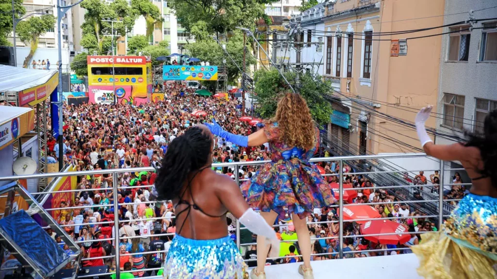 O Campo Grande foi tomado por uma multidão nesta terça-feira (4), que acompanhou a passagem do trio da cantora Daniela Mercury, no último