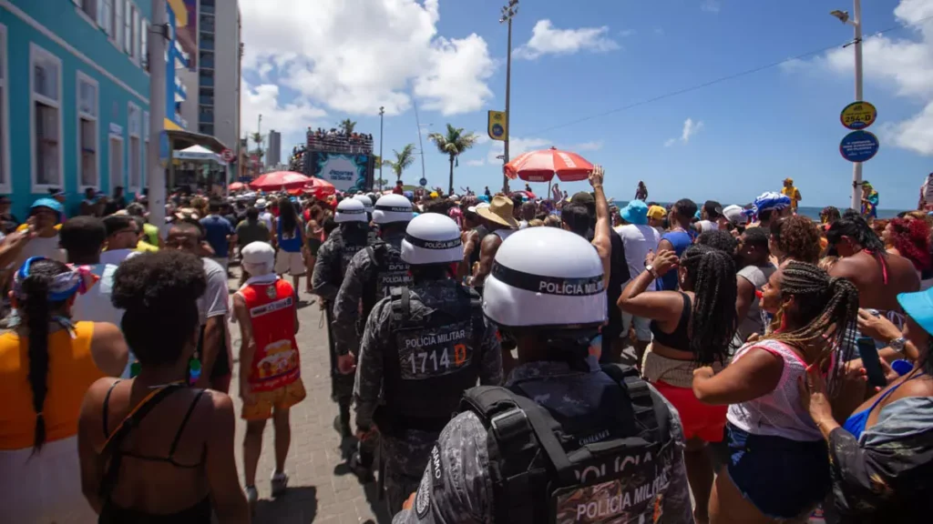 Trabalhadores que atuaram na festa e foliões disseram adeus ao Carnaval 2025, contando com a segurança realizada por mais