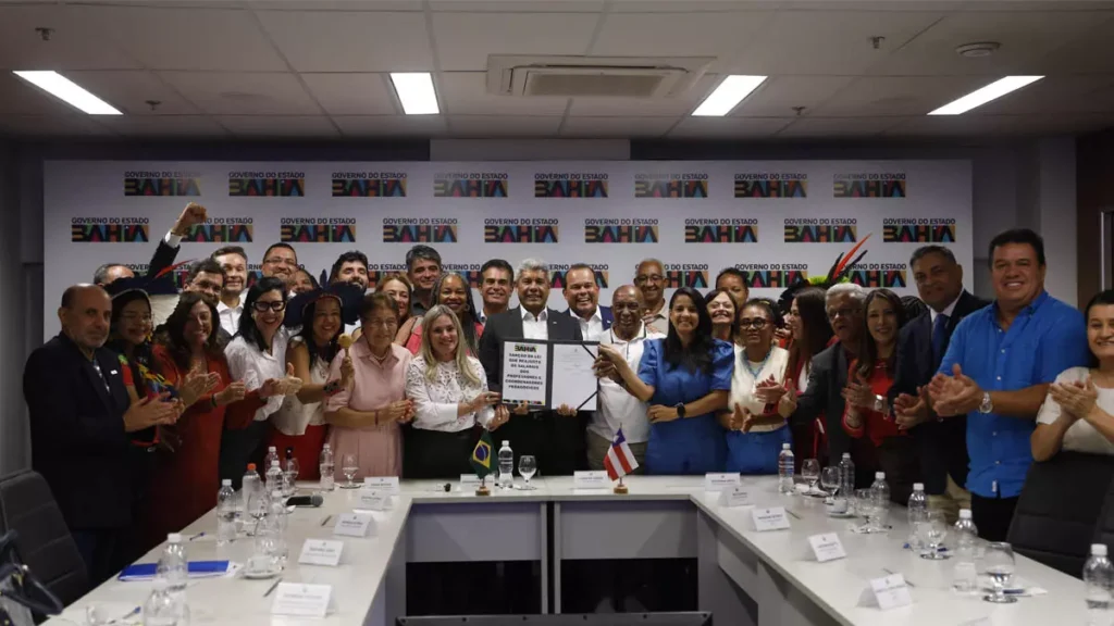 O governador Jerônimo Rodrigues sancionou, nesta terça-feira (25), a lei que estabelece o reajuste salarial para os professores da rede