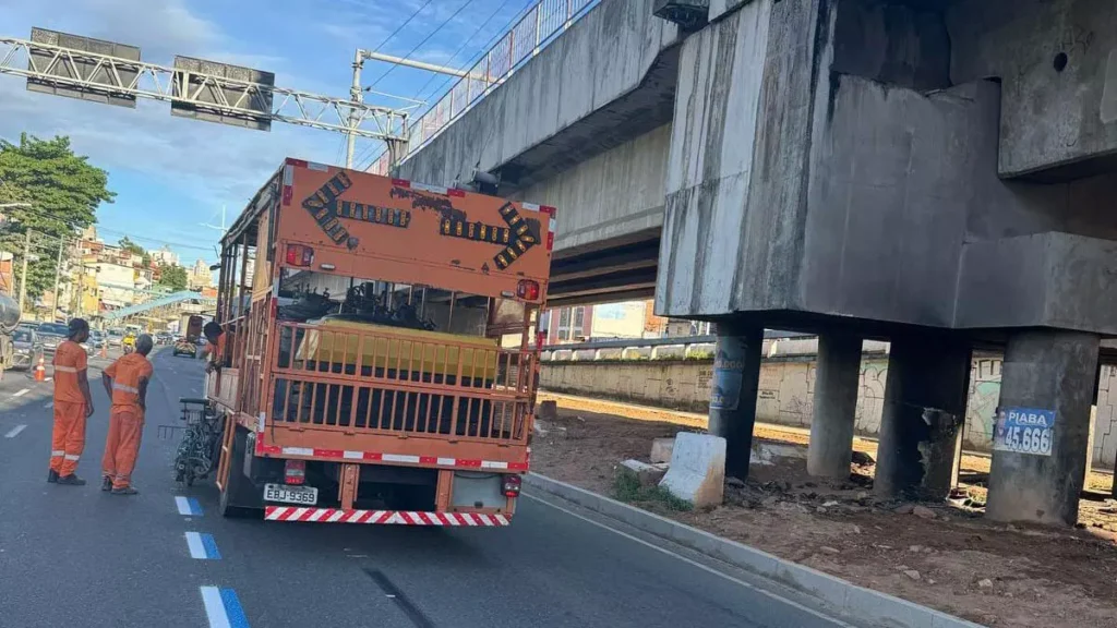 A partir desta segunda-feira (10), a primeira motofaixa da capital baiana estará em operação. O espaço destinado à circulação de