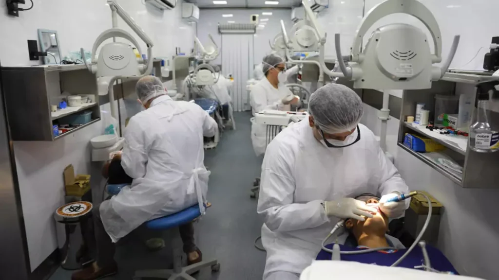 As escolas da rede estadual de ensino de Salvador continuam recebendo atendimentos do Odontomóvel - serviço itinerante odontológico gratuito,