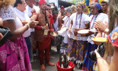 Integrantes de quase 80 terreiros celebraram, neste sábado (8), o Olojá – Senhor do Mercado, candomblé de rua em homenagem a Exu,