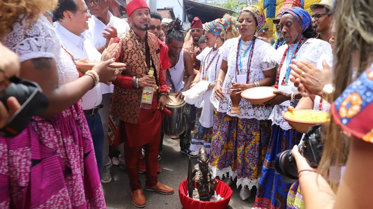 Integrantes de quase 80 terreiros celebraram, neste sábado (8), o Olojá – Senhor do Mercado, candomblé de rua em homenagem a Exu,