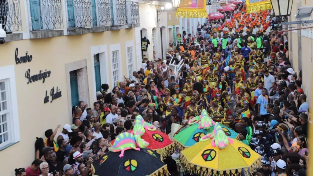 variadas. Neste ano, o Governo do Estado, por meio Secretaria de Turismo (Setur-BA), apoia entidades e festas carnavalescas em Salvador e mais