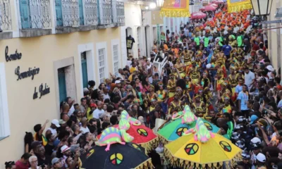 variadas. Neste ano, o Governo do Estado, por meio Secretaria de Turismo (Setur-BA), apoia entidades e festas carnavalescas em Salvador e mais