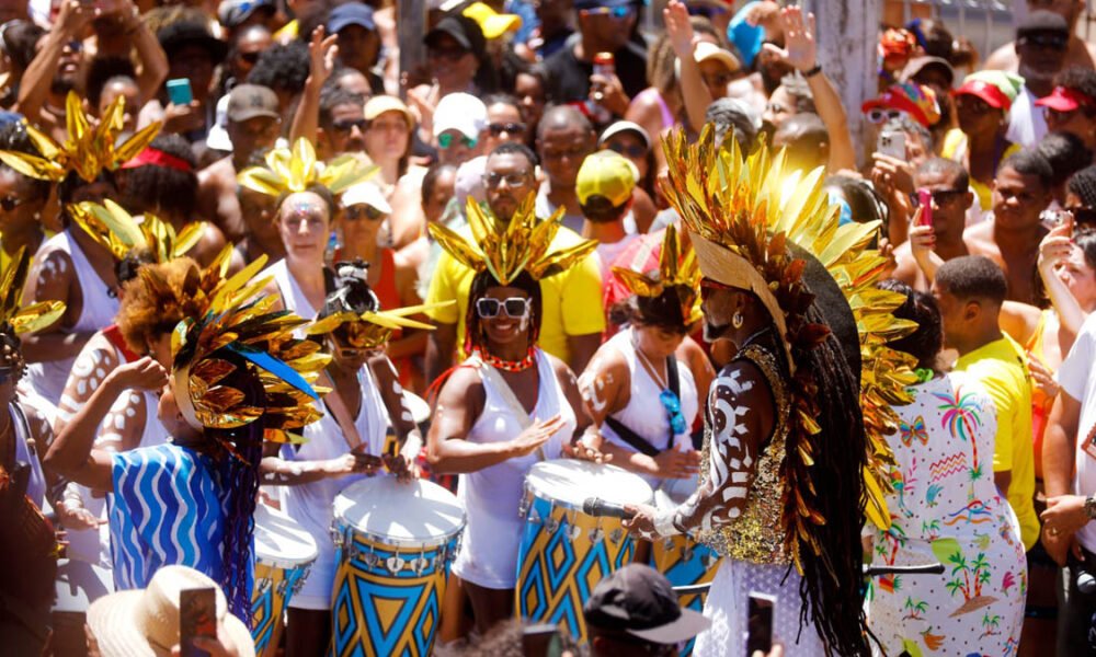 Carlinhos Brown fechou o Carnaval de Salvador 2025 nesta Quarta-Feira de Cinzas (5) com o seu tradicional arrastão. Um momento que o próprio