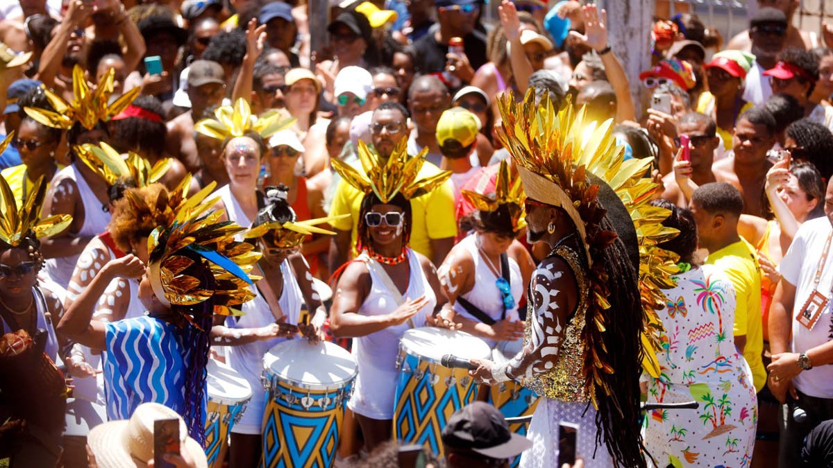 Carlinhos Brown fechou o Carnaval de Salvador 2025 nesta Quarta-Feira de Cinzas (5) com o seu tradicional arrastão. Um momento que o próprio