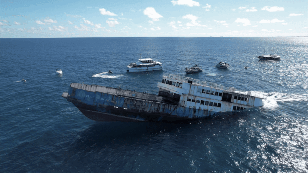 O ferry Juracy Magalhães, que operou por quase 46 anos na travessia Salvador-Itaparica, foi afundado de forma controlada,