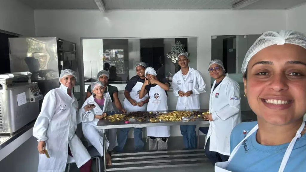 A produção de ovos e barras de chocolate na Escola-Fábrica de Chocolate do Baixo-Sul, sediada no Centro Territorial de Educação