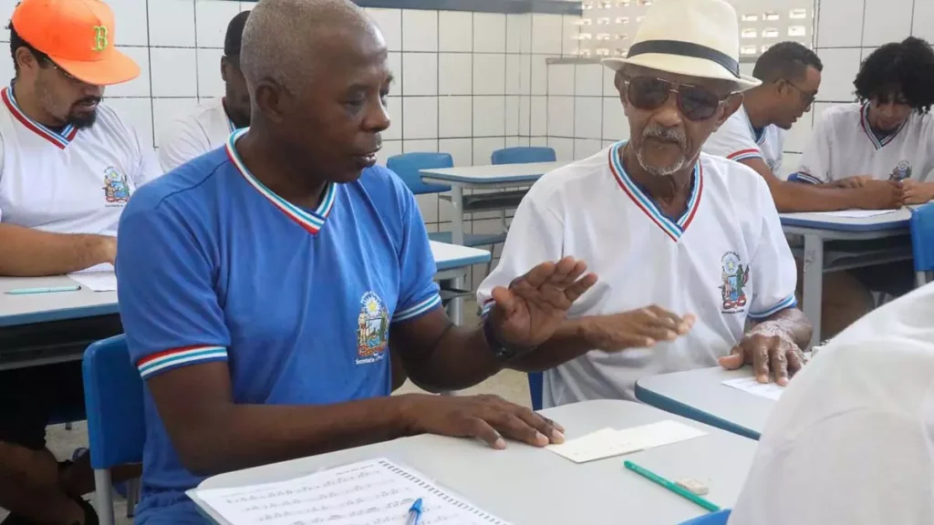 A rede estadual de ensino da Bahia é a segunda maior do país em número de jovens, adultos e idosos frequentando a sala de aula,