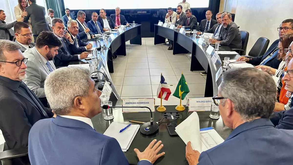 Nacional de Proteção e Defesa Civil, parlamentares e prefeitos baianos para discutir os impactos da estiagem prolongada que