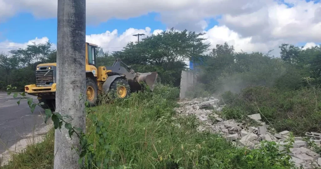 público do Estado, a Secretaria de Desenvolvimento Econômico (SDE) iniciou, administrativamente, a reintegração de posse de áreas