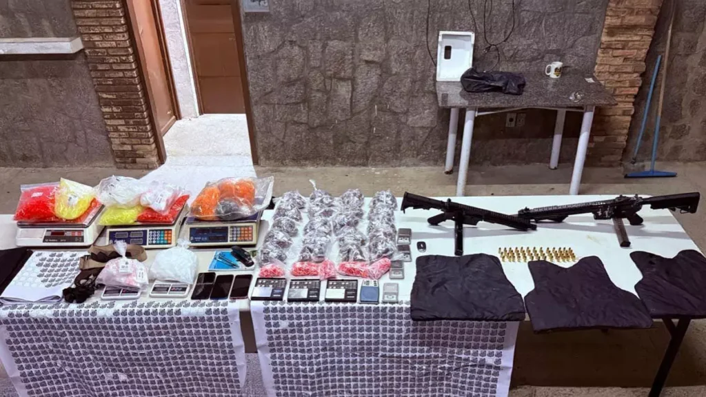 Policiais militares da Rondesp Central detiveram dois suspeitos com armas de fogo e aproximadamente 1.900 porções de maconha