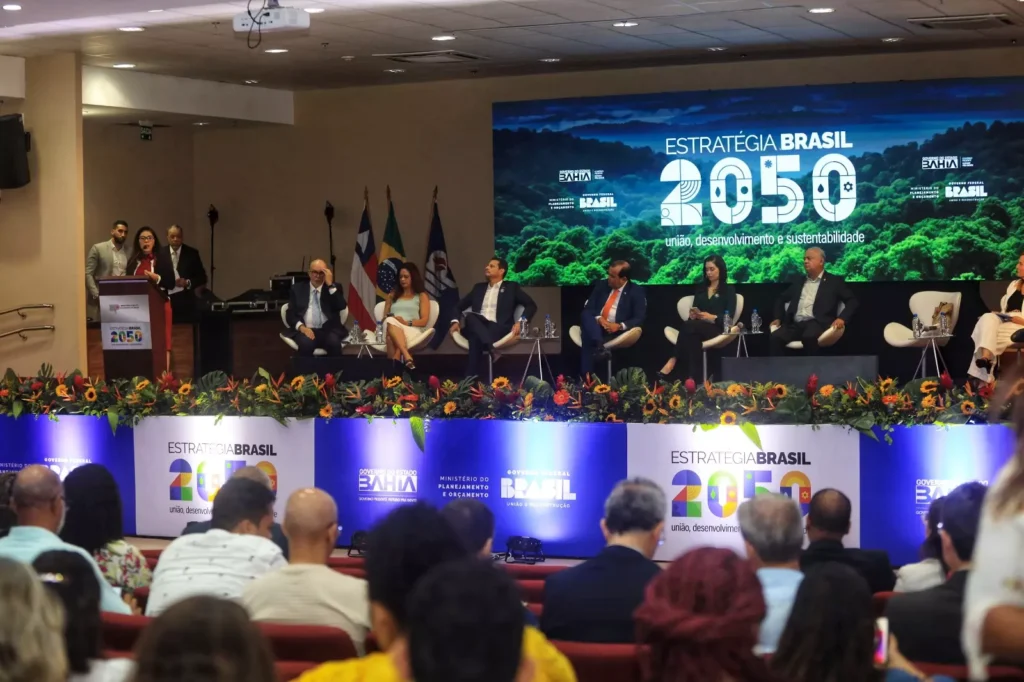 governador da Bahia, Geraldo Júnior, da secretária nacional de Planejamento, Virgínia de Ângelis, além de representantes da sociedade