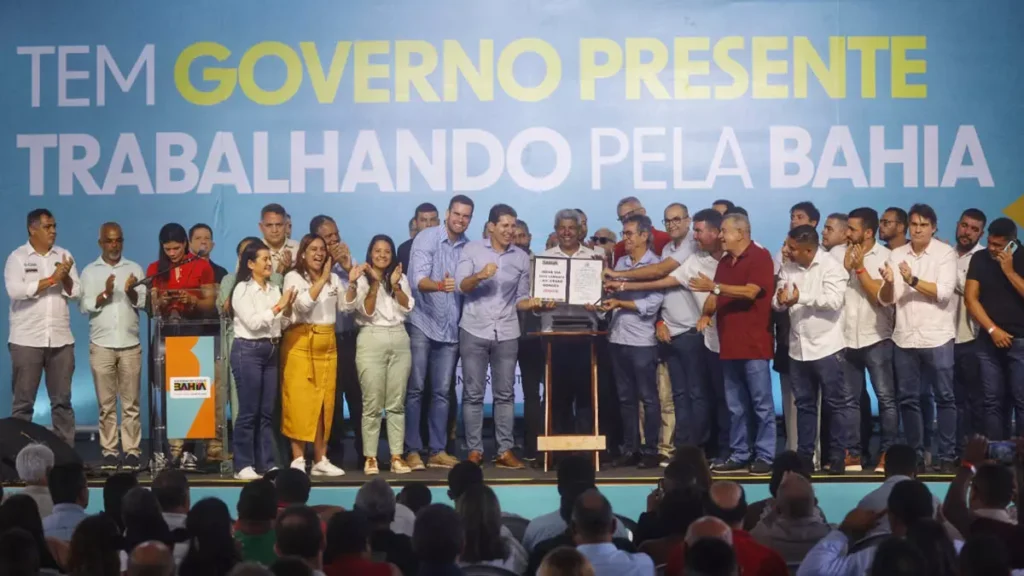 O governador Jerônimo Rodrigues, ao lado da secretária da Saúde do Estado, Roberta Santana, entregou equipamentos e