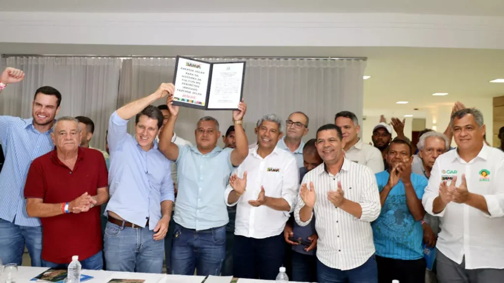Rodrigues e integrantes do Distrito de Irrigação da Fazenda Velha (DIRFAV). Na ocasião, o governador autorizou a implantação de energia solar