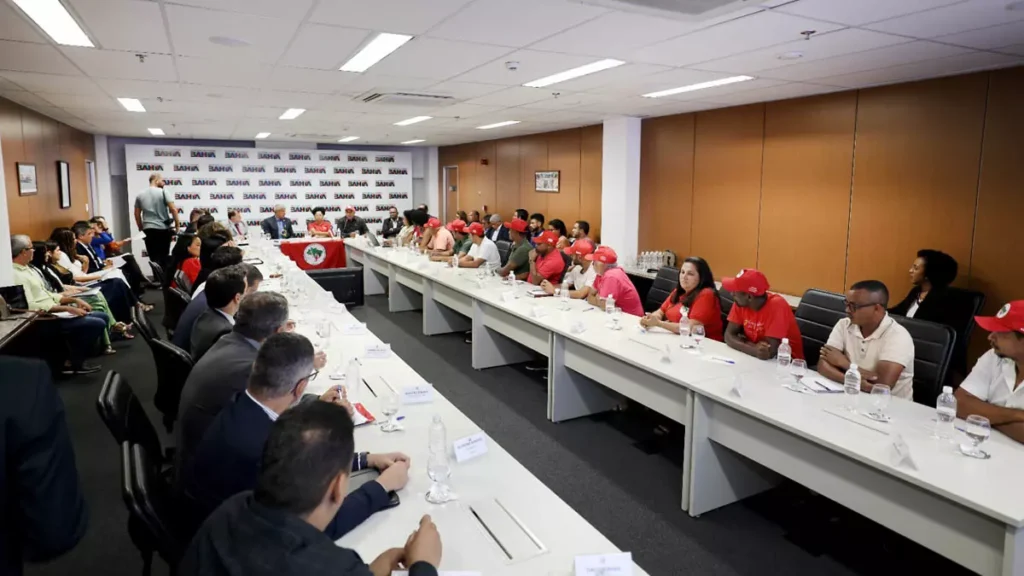 Moradores de assentamentos rurais do Movimento dos Trabalhadores Rurais Sem Terra (MST) estiveram no gabinete oficial do