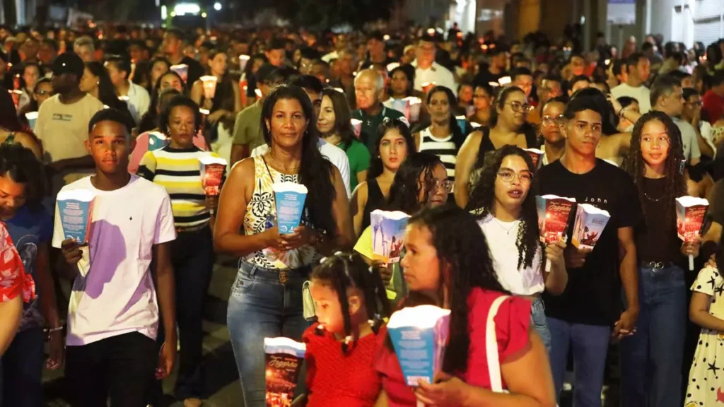 Reconhecida como Patrimônio Cultural Imaterial da Bahia desde 2019, a Procissão do Fogaréu movimentou nesta quinta-feira (17),