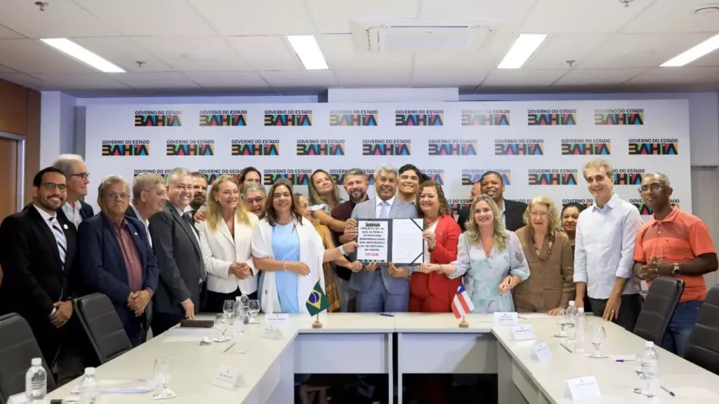Assembleia Legislativa da Bahia (Alba), nesta quarta-feira (23), um projeto de lei que prevê reajuste salarial acumulado de 13,63%