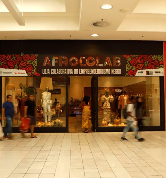 A loja Afrocolab acaba de ser instalada no Shopping Paralela, em Salvador. O espaço colaborativo e itinerante, conta com 51 marcas