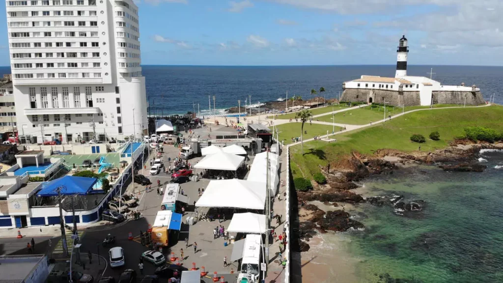 evento de comemoração ao Dia do Trabalhador promovido pelas centrais sindicais, nesta quinta-feira (1º), no Farol da Barra, em Salvador.