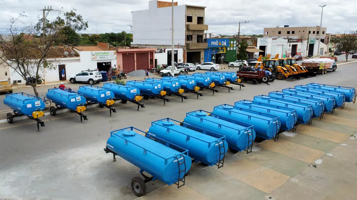 seca no Território de Identidade de Irecê, o Estado entregou, nesta sexta-feira (2), sacas de milho para alimentar rebanhos, tanques-pipa