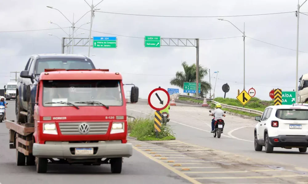 O ministro dos transportes, Renan Filho, ao lado do governador Jerônimo Rodrigues e demais autoridades, assinou, nesta segunda-feira (19),