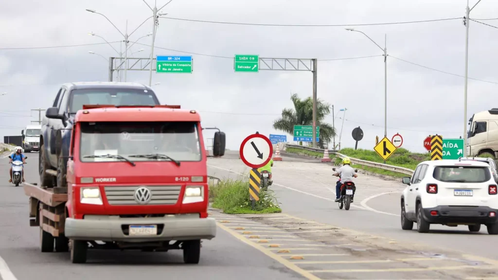 O ministro dos transportes, Renan Filho, ao lado do governador Jerônimo Rodrigues e demais autoridades, assinou, nesta segunda-feira (19),