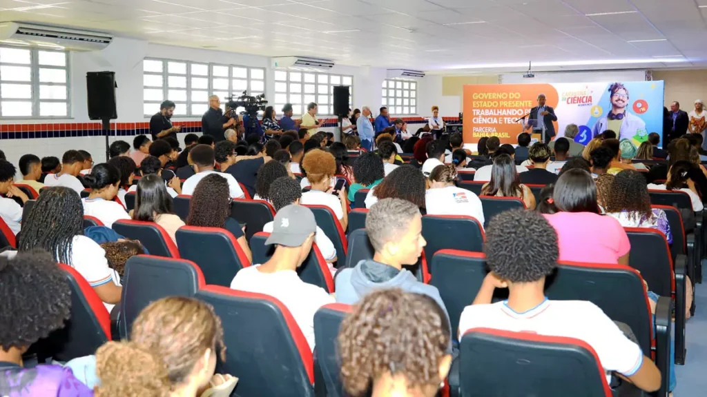 O Governo do Estado deu início, nesta terça-feira (20), à implantação de 180 laboratórios maker em escolas da rede estadual de ensino.