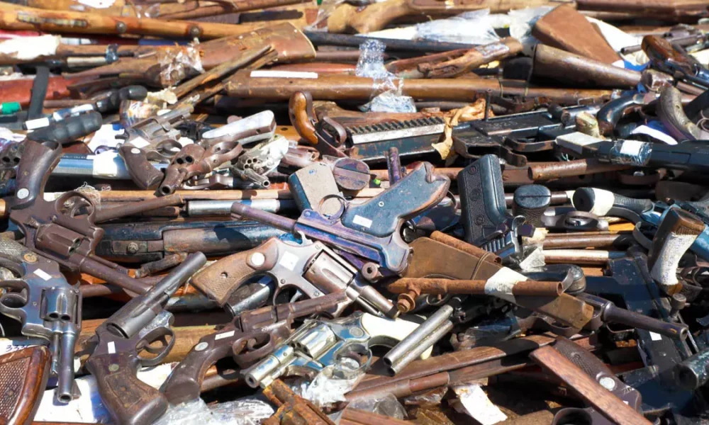 Cerca de 1.200 armas de fogo, entre fuzis, submetralhadoras, pistolas, revólveres e espingardas artesanais, foram destruídas na manhã