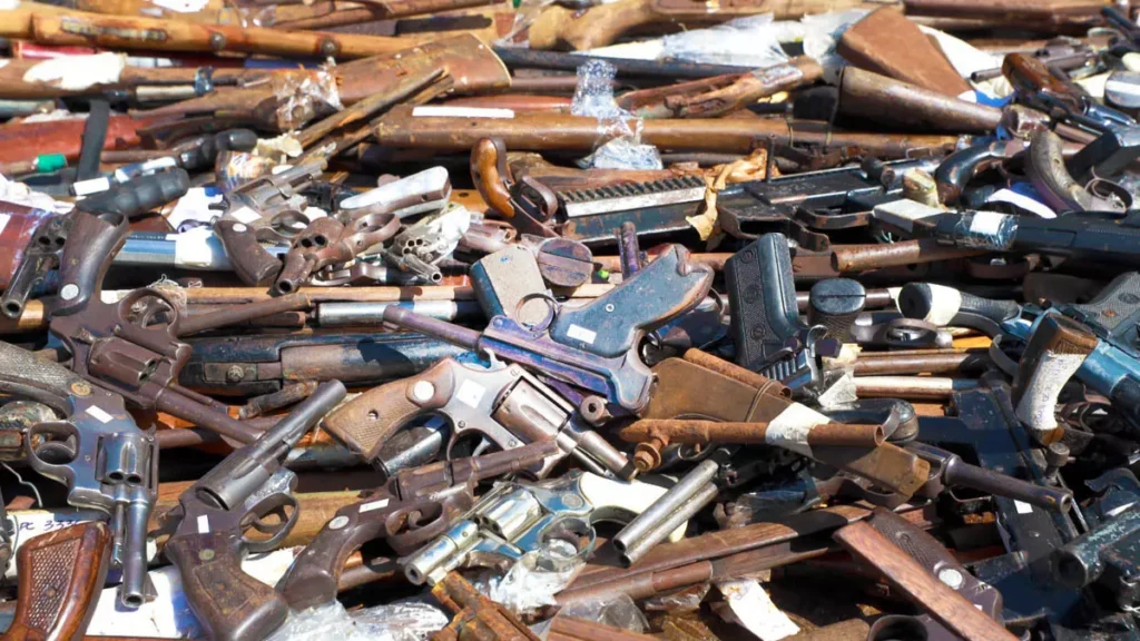 Cerca de 1.200 armas de fogo, entre fuzis, submetralhadoras, pistolas, revólveres e espingardas artesanais, foram destruídas na manhã