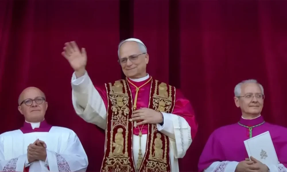 janela central da basilica de São Pedro, no Vaticano. O novo pontífice, que escolheu usar o nome Leão XIV, ainda homenageou seu