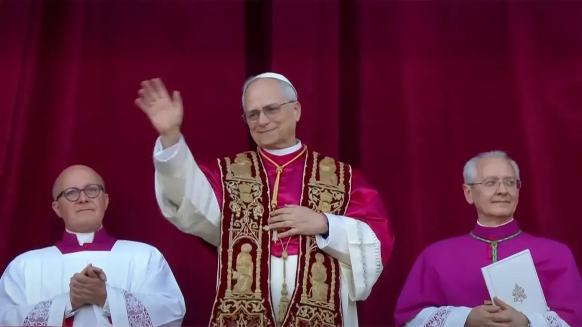 janela central da basilica de São Pedro, no Vaticano. O novo pontífice, que escolheu usar o nome Leão XIV, ainda homenageou seu
