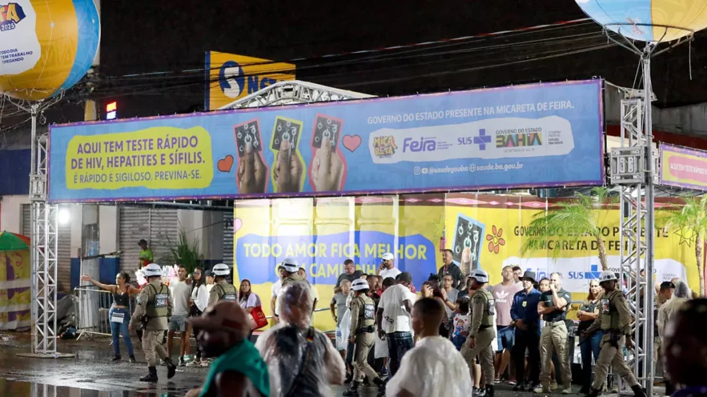 No primeiro dia de funcionamento, durante a Micareta de Feira de Santana, o estande do Governo do Estado de testagem