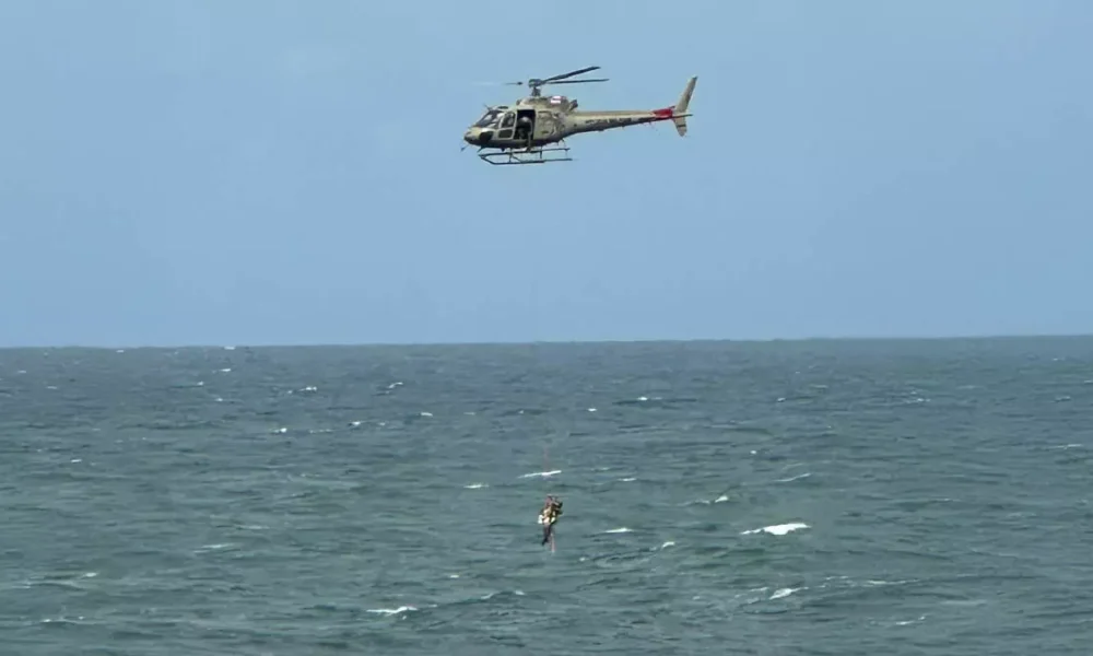 após ficarem à deriva na Praia da Barra. A ação contou com o emprego da aeronave Guardião 02, do Grupamento Aéreo da PMBA (Graer). 