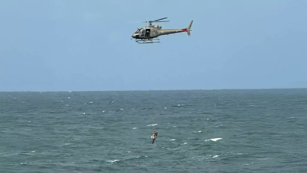 após ficarem à deriva na Praia da Barra. A ação contou com o emprego da aeronave Guardião 02, do Grupamento Aéreo da PMBA (Graer). 