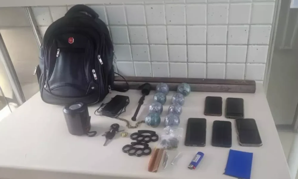 Guarnições da Rondesp RMS prenderam três indivíduos com bombas caseiras, soqueiras e droga nas imediações de um shopping