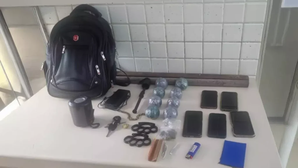 Guarnições da Rondesp RMS prenderam três indivíduos com bombas caseiras, soqueiras e droga nas imediações de um shopping