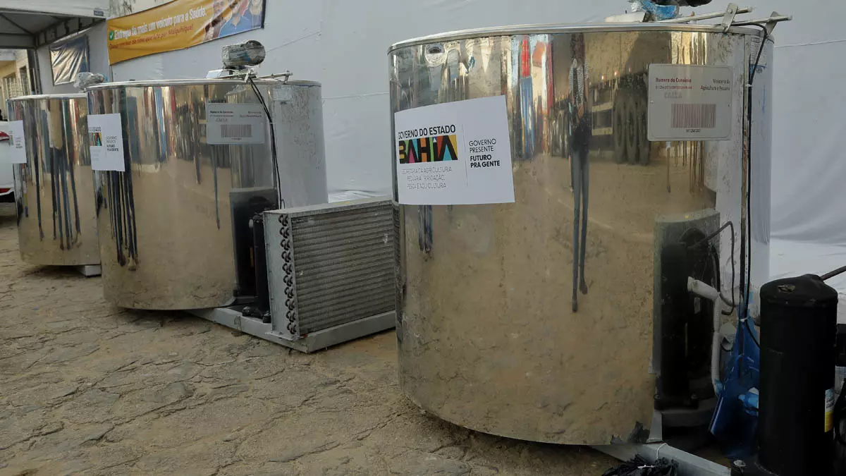 cidade de Maiquinique, a entrega de três tanques resfriadores de leite para uso dos agricultores das comunidades de Água Bela e Cana Brava,