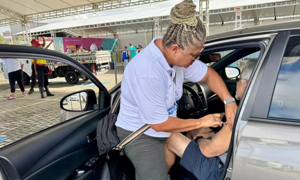 Neste sábado (10), Dia D da vacinação contra a gripe, todos os 417 municípios baianos aderiram à mobilização nacional, numa demonstração